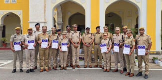 पुलिस कमिश्नर ने ग्यारह पुलिस अधिकारियों एवं कर्मियों को किया डीजीपी डिस्क एवं प्रमाण पत्र से सम्मानित The Police Commissioner honored eleven police officers and personnel with the DGP Disc and Certificates.