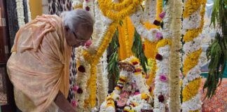 श्री सरस निकुंज में फूल डोल महोत्सव मनाया Phool Dol Festival celebrated at Shri Saras Nikunj