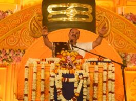 सात दिवसीय शिव महापुराण कथा के अंतिम दिन भी पांडाल में रहीं श्रद्धालु की भीड़ A crowd of devotees remained in the marquee even on the final day of the seven-day Shiv Mahapuran Katha.