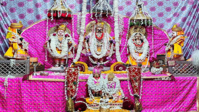 On the occasion of the New Samvatsar, Thakur Ji will listen to the New Year Panchang.