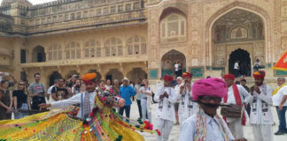 राजस्थान दिवस पर स्मारकों में उमड़ी भीड़: पर्यटकों का राजस्थानी अंदाज में स्वागत Crowds throng monuments on Rajasthan Day