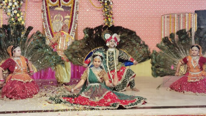 Maliram Shastri attended the Holi festival at Govind Dev Ji Temple with Phalguna bhajans. Maliram Shastri attended the Holi festival at Govind Dev Ji Temple with Phalguna bhajans.