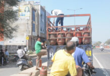 जयपुर में गैस सिलेंडर की किल्लत: वितरकों के पास एक दिन का ही स्टॉक Gas cylinder shortage in Jaipur: Distributors have only one day's stock