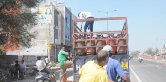 जयपुर में गैस सिलेंडर की किल्लत: वितरकों के पास एक दिन का ही स्टॉक Gas cylinder shortage in Jaipur: Distributors have only one day's stock