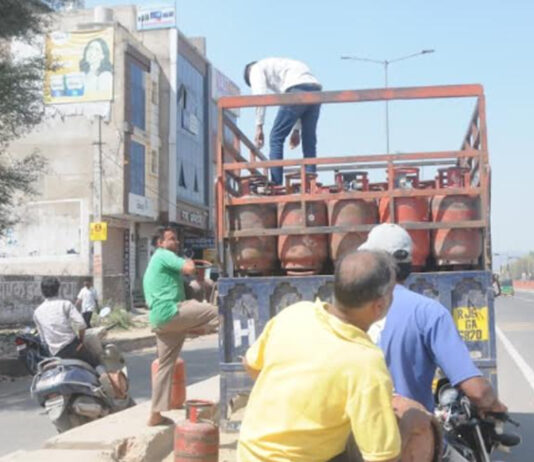 जयपुर में गैस सिलेंडर की किल्लत: वितरकों के पास एक दिन का ही स्टॉक Gas cylinder shortage in Jaipur: Distributors have only one day's stock