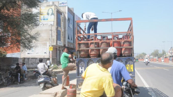 Gas cylinder shortage in Jaipur: Distributors have only one day's stock