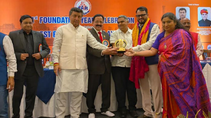 Minister of State for Industries Bishnoi and Minister for Cooperatives Dak presented the 'Best Employers' award to Samyak Computer Classes.