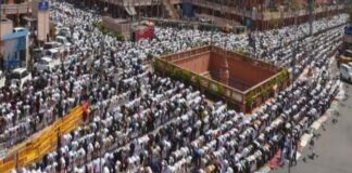 जामा मस्जिद पर उमड़ा अकीदतमंदों का सैलाब, अमन-चैन के लिए उठे हजारों हाथ Flood of believers gathered at Jama Masjid