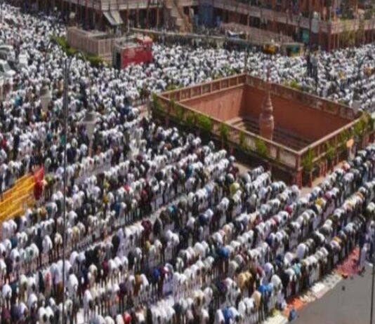 जामा मस्जिद पर उमड़ा अकीदतमंदों का सैलाब, अमन-चैन के लिए उठे हजारों हाथ Flood of believers gathered at Jama Masjid