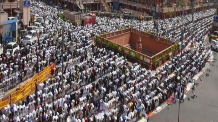Flood of believers gathered at Jama Masjid