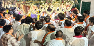 नगर संकीर्तन में प्रेम भाया निकले नगर भ्रमण पर Prem Bhaiya sets out on a town procession during the Nagar Sankirtan.