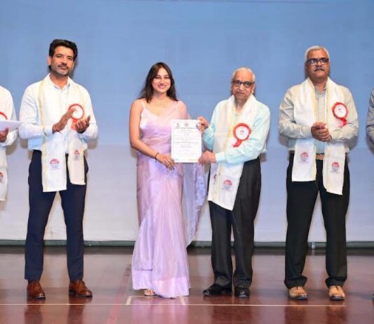 707 स्टूडेंट्स को डिग्री मिलने पर खिले चेहरे 707 students were delighted to receive their degrees.