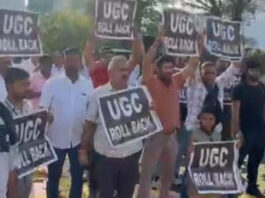 यूजीसी बिल के विरोध में करणी सेना ने सांसद आवास के बाहर नारेबाजी कर किया विरोध-प्रदर्शन Protesting against the UGC Bill, the Karni Sena staged a demonstration outside the MPs' residences, raising slogans.