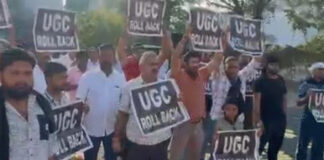 यूजीसी बिल के विरोध में करणी सेना ने सांसद आवास के बाहर नारेबाजी कर किया विरोध-प्रदर्शन Protesting against the UGC Bill, the Karni Sena staged a demonstration outside the MPs' residences, raising slogans.