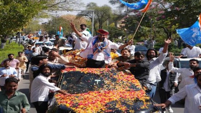 Newly appointed National President of NSUI Vinod Jakhar was given a grand welcome on his arrival in Jaipur.