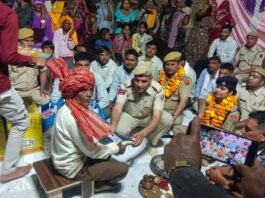 पुलिस ने निभाया भाई का फर्ज: सफाईकर्मी की बेटियों की शादी में 1.61 लाख रुपये का ऐतिहासिक मायरा Historic dowry of Rs 1.61 lakh for the marriage of a sanitation worker's daughters