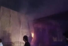 प्लाईवुड गोदाम में लगी भीषण आग: लाखों का सामान जलकर राख Massive Fire Breaks Out at Plywood Warehouse