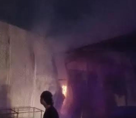 प्लाईवुड गोदाम में लगी भीषण आग: लाखों का सामान जलकर राख Massive Fire Breaks Out at Plywood Warehouse