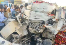 तेज रफ्तार पिकअप और स्लीपर बस की भीषण टक्कर Violent Collision Between Speeding Pickup and Sleeper Bus