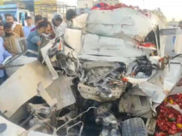 तेज रफ्तार पिकअप और स्लीपर बस की भीषण टक्कर Violent Collision Between Speeding Pickup and Sleeper Bus