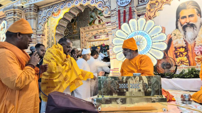 Abhishek and worship of the Lord and the Gurus were performed at the Shri Amrapur Chaitra Fair. Abhishek and worship of the Lord and the Gurus were performed at the Shri Amrapur Chaitra Fair.