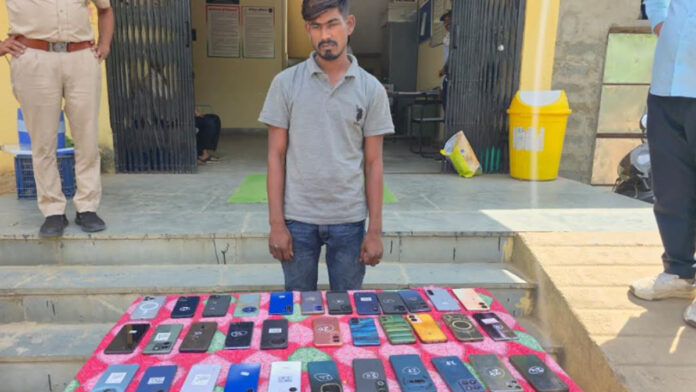 Mobile Theft Gang Active in Local Markets Busted