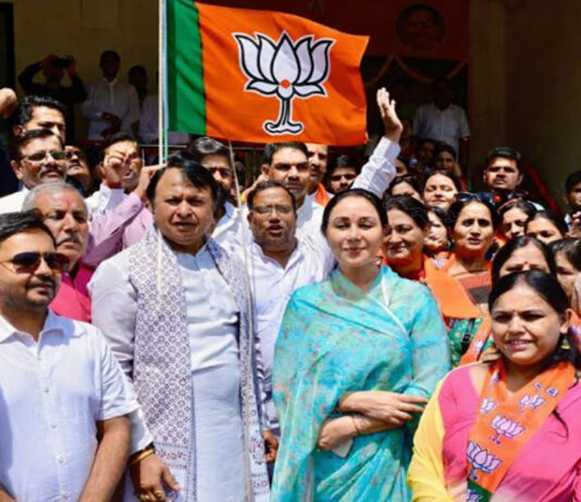 भाजपा स्थापना दिवस के उपलक्ष में भाजपा शहर कार्यालय में भव्य कार्यक्रम आयोजित A grand event was organized at the BJP city office to mark the occasion of BJP Foundation Day.