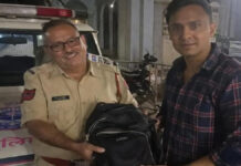खाकी पर फिर बढ़ा भरोसा: पुलिस ने लौटाया युवक का कीमती बैग Trust in the Khaki Restored: Police Return Youth's Valuable Bag