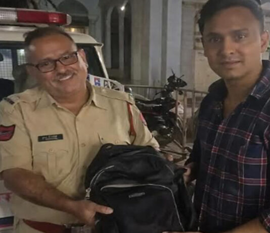 खाकी पर फिर बढ़ा भरोसा: पुलिस ने लौटाया युवक का कीमती बैग Trust in the Khaki Restored: Police Return Youth's Valuable Bag