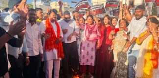 भाजपा युवा मोर्चा ने राहुल गांधी का पुतला दहन कर किया प्रचंड विरोध प्रदर्शन The BJP Yuva Morcha staged a massive protest by burning an effigy of Rahul Gandhi.