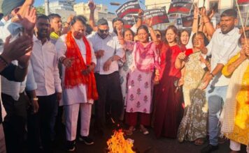 भाजपा युवा मोर्चा ने राहुल गांधी का पुतला दहन कर किया प्रचंड विरोध प्रदर्शन The BJP Yuva Morcha staged a massive protest by burning an effigy of Rahul Gandhi.