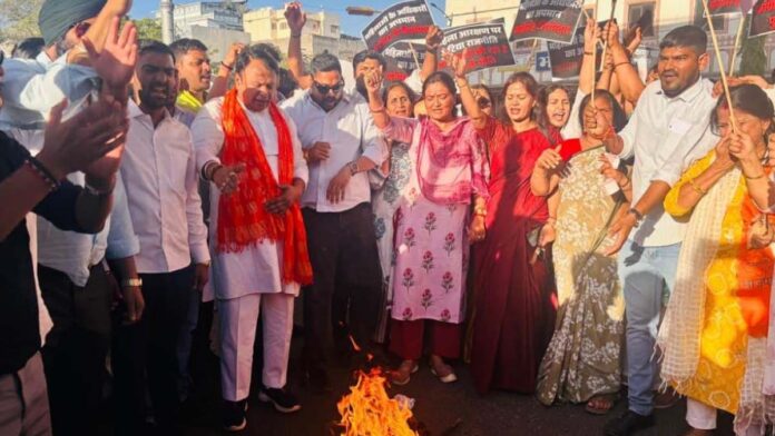 The BJP Yuva Morcha staged a massive protest by burning an effigy of Rahul Gandhi.