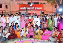 भाजपा के स्थापना दिवस की पूर्व संध्या पर पार्टी कार्यालय में भव्य आतिशबाजी और दीपोत्सव कर सजाई रंगोली On the eve of the BJP's Foundation Day, the party office was adorned with a rangoli amidst a grand fireworks display and a festival of lights.