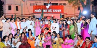 भाजपा के स्थापना दिवस की पूर्व संध्या पर पार्टी कार्यालय में भव्य आतिशबाजी और दीपोत्सव कर सजाई रंगोली On the eve of the BJP's Foundation Day, the party office was adorned with a rangoli amidst a grand fireworks display and a festival of lights.