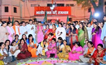 भाजपा के स्थापना दिवस की पूर्व संध्या पर पार्टी कार्यालय में भव्य आतिशबाजी और दीपोत्सव कर सजाई रंगोली On the eve of the BJP's Foundation Day, the party office was adorned with a rangoli amidst a grand fireworks display and a festival of lights.