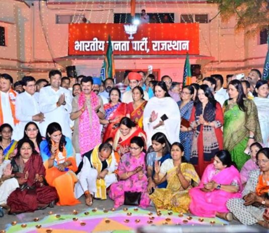 भाजपा के स्थापना दिवस की पूर्व संध्या पर पार्टी कार्यालय में भव्य आतिशबाजी और दीपोत्सव कर सजाई रंगोली On the eve of the BJP's Foundation Day, the party office was adorned with a rangoli amidst a grand fireworks display and a festival of lights.