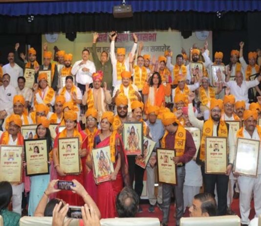 ब्राह्मण रत्न सम्मान समारोह में 70 प्रतिभाएं हुई सम्मानित 70 Talents Honored at the 'Brahmin Ratna' Awards Ceremony