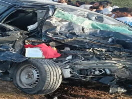 कार-ट्रेलर भिड़ंत में दो लोगों की मौत Two killed in car-trailer collision.