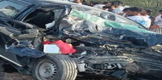 कार-ट्रेलर भिड़ंत में दो लोगों की मौत Two killed in car-trailer collision.