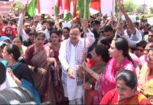 जयपुर की सड़कों पर उमड़ा नारी शक्ति का जनसैलाब: नारी शक्ति वंदन के विरोध पर विपक्ष को घेरा Student attacks classmate with a knife over a minor dispute at school.