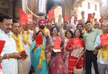 हनुमान चालीसा पाठ से गूंजा श्री रामचंद्र जी मंदिर: सैकड़ों श्रद्धालुओं को अर्थ सहित पुस्तकें वितरित