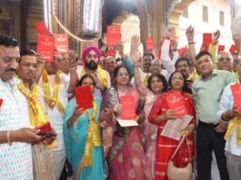 हनुमान चालीसा पाठ से गूंजा श्री रामचंद्र जी मंदिर: सैकड़ों श्रद्धालुओं को अर्थ सहित पुस्तकें वितरित