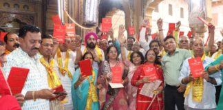 हनुमान चालीसा पाठ से गूंजा श्री रामचंद्र जी मंदिर: सैकड़ों श्रद्धालुओं को अर्थ सहित पुस्तकें वितरित