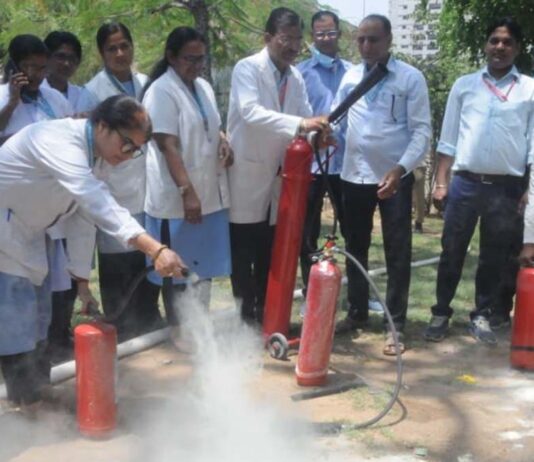 चरक भवन में फायर सेफ्टी ट्रेनिंग में नर्सिंग स्टाफ को दिए आगजनी से बचाव के गुर Fire safety training at Charak Bhawan imparted fire safety tips to nursing staff