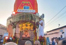 गुप्त वृन्दावन धाम पाटोत्सव में मोगरे के फूलों से सजा दिव्य रथ A divine chariot adorned with Mogra flowers at the Gupt Vrindavan Dham Patotsav.