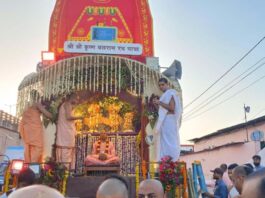 गुप्त वृन्दावन धाम पाटोत्सव में मोगरे के फूलों से सजा दिव्य रथ A divine chariot adorned with Mogra flowers at the Gupt Vrindavan Dham Patotsav.