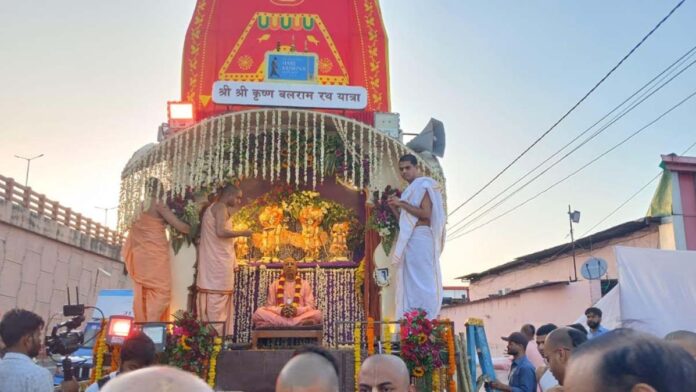 A divine chariot adorned with Mogra flowers at the Gupt Vrindavan Dham Patotsav.