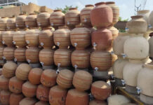 देसी ठंडक की वापसी: बाजारों में बढी मटकों की मांग ने पकड़ी रफ्तार The Return of Traditional Cooling: Demand for Earthen Pots Gains Momentum in Markets