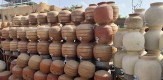 देसी ठंडक की वापसी: बाजारों में बढी मटकों की मांग ने पकड़ी रफ्तार The Return of Traditional Cooling: Demand for Earthen Pots Gains Momentum in Markets