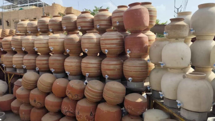 The Return of Traditional Cooling: Demand for Earthen Pots Gains Momentum in Markets